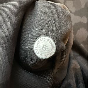 NWOT Never Worn Lululemon Wunder Under size 6 black/grey/cheetah pattern 28”